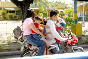 A family of six (including four children) rides a motorcycle