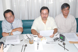 Atty. Daniel Cartagena (center) reads the manifesto against House Bill 4256