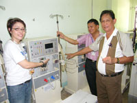 Ms. Beverly "Pangging" Rosales Chaplin, liason of the Association of Philippine Physicians in America and the Laguna and Friends Project Tulong, presents 4 dialysis machines to Janiuay Mayor Bienvinido Margarico (R) and Federico Roman Tirador Sr. Memorial District Hospital Director, Dr. Roy Gigare (center) part of the 15 million pesos worth of hospital equipment the US-based physicians sent to this hospital that was submerged 7 feet below water when Typhoon Frank with its cascading waters cover almost all of Iloilo and Panay. 
