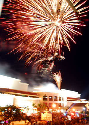 Colorful fireworks lighten the dark sky above Robinsons Place Bacolod during a fireworks display witnessed by thousands of people last Saturday.