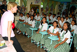 US Ambassador Kristie Kenney dialogs with the students of Jaro National High School.