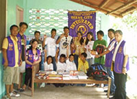 Lions with deaf-mute beneficiaries of 'Balay Dayonan'.