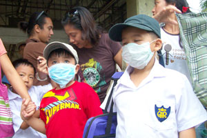 Elementary students, some wearing face masks, of Assumption Iloilo