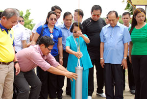Pres. Arroyo drops the time capsule for the construction of Camangahan Bridge in Guimbal, Iloilo
