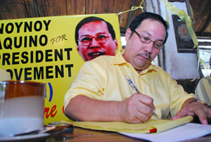 Atty. Daniel Cartagena was the first to affix his signature in yesterday’s launching of the Noynoy Aquino for President Movement