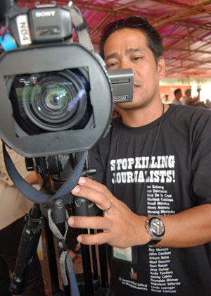 For wearing a shirt printed with “stop killing journalists,” GMA-6 cameraman Cirilo Renduque