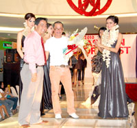 Roy Sesbreno & SM City Iloilo Asst. Mall Manager Engr. Gilbert Domingo and models.