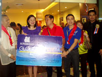 Presentation of the Global Pinoy Card.