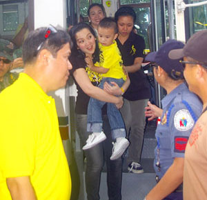 Aquino and her son Baby James Yap and Claudine are seen coming down from the bus upon their arrival yesterday. 