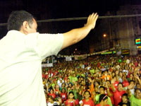 Lakas-Kampi-CMD presidential candidate Gilberto "Gibo" Teodoro waves to a sea of people gathered by former DOJ Secretary Raul Gonzalez Sr. at the Iloilo City Freedom Grandstand