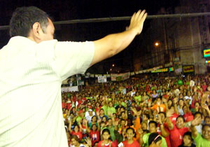 Lakas-Kampi-CMD presidential candidate Gilberto "Gibo" Teodoro waves to a sea of people