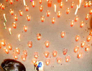 People light candles formed like a big red ribbon during the 27th International AIDS Candlelight Memorial held last Sunday at the Efrain Treñas Boulevard in Mandurriao district.