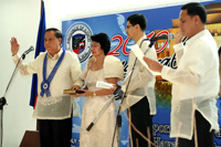 Iloilo Gov. Arthur Defensor Sr. (left) takes his oath of office before his son, Third District Rep. Arthur Defensor Jr., in the presence of his wife Cosette and their other son Lawrence. 