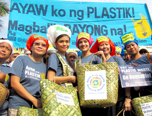 GREEN BAGS. Environment advocates from the EcoWaste Coalition and the Global Alliance for Incinerator Alternatives