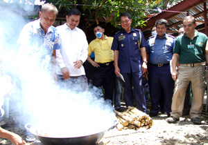 BOILED. Iloilo City Prosecutor Raymund Joseph Javier (2nd from left), Chief Supt. Samuel Pagdilao (center), Chief Insp. Jay Agcaoili, and PDEA-6 Officer-in-Charge Paul Ledesma (right) witness the boiling of marijuana leaves which are part of the P5 million worth of drugs destroyed by authorities yesterday.