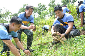 Chief Supt. Samuel Pagdilao Jr. (center) leads policemen in planting seedlings.