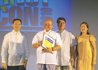 Monsignor Meliton Oso, receives his citation for the Gomburza Award for Religious Service during the Pinoy Icon 2010. The award was given for his work as head of the Jaro Archdiocesan Social Action Center (JASAC). JASAC’s programs on justice and peace, poverty reduction and eradication, Alay Kapwa Relief and Emergency Rehabilitation, ecology and corruption prevention, have made an impact on the lives of the poor.