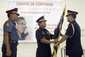 Chief Supt. Cipriano Querol Jr. (right) receives the symbol of authority over Police Regional Office 6
